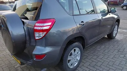 Grijs (metallic) Gebruikt 2010 Toyota RAV4 Comfort SUV | € 13.950 (Eerlijke prijs)