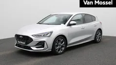 Grijs Gebruikt 2023 Ford Focus ST-Line Hatchback | € 24.945 (Eerlijke prijs)