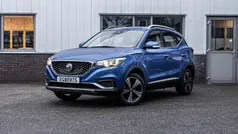 Blauw, metallic lak Gebruikt 2021 MG ZS Luxury Sedan | € 16.750 (Eerlijke prijs)