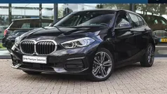 Zwart Gebruikt 2023 BMW 118 Sport Line Hatchback | € 26.950 (Eerlijke prijs)