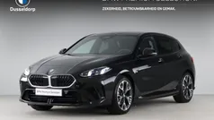 Saphirschwarz metallic (donker zwart metallic) Gebruikt 2025 BMW 120 Comfort Edition Hatchback | € 40.900 (Super prijs)