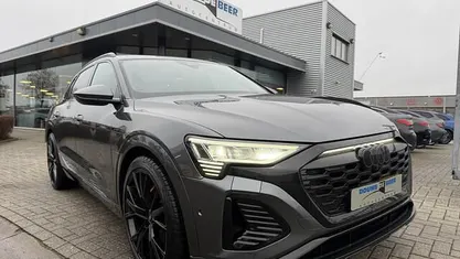 Grijs (metallic) Gebruikt 2024 Audi Q8 e-tron Competition SUV | € 60.750 (Super prijs)
