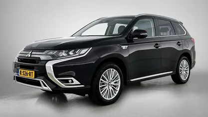 Zwart (metallic) Occasion 2021 Mitsubishi Outlander P-HEV SUV | € 23.995 (Eerlijke prijs)