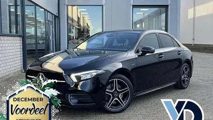 Zwart Gebruikt 2021 Mercedes A250 Premium Plus Sedan | € 29.745 (Eerlijke prijs)