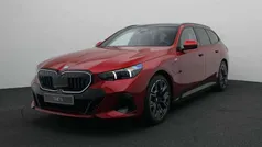 Rood Nieuw 2025 BMW 530e Comfort Edition Stationwagen | € 88.995 (Eerlijke prijs)