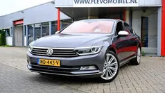 Grijs, metallic lak Gebruikt 2017 VW Passat Highline Sedan | € 21.450 (Eerlijke prijs)