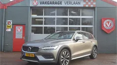 Grijs Gebruikt 2021 Volvo V60 CC Pro Stationwagen | € 39.750 (Goede deal)
