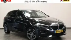Zwart, metallic lak Gebruikt 2021 BMW 118 Executive Hatchback | € 25.550 (Eerlijke prijs)