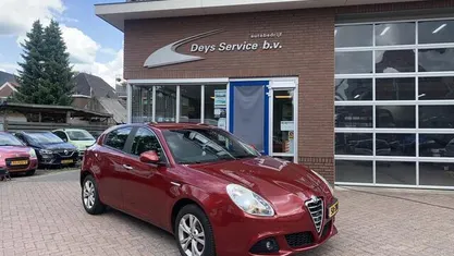 Rood Gebruikt 2012 Alfa Romeo Giulietta Distinctive Hatchback | € 5.600 (Eerlijke prijs)