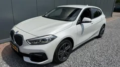 Wit, metallic lak Gebruikt 2021 BMW 118 Executive Hatchback | € 26.900 (Eerlijke prijs)