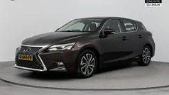 Bruin Gebruikt 2019 Lexus CT200h Hatchback | € 22.950 (Eerlijke prijs)