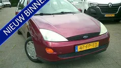 Rood, metallic lak Gebruikt 2000 Ford Focus Ambiente Stationwagen | € 850 (Eerlijke prijs)
