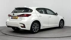 Sonic white (wit metallic) Gebruikt 2019 Lexus CT200h Hatchback | € 21.750 (Eerlijke prijs)