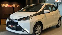 Wit Gebruikt 2016 Toyota Aygo X-play Hatchback | € 12.150 (Eerlijke prijs)