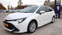 Wit Gebruikt 2023 Toyota Corolla Hybrid Business Edition Stationwagen | € 24.449 (Eerlijke prijs)