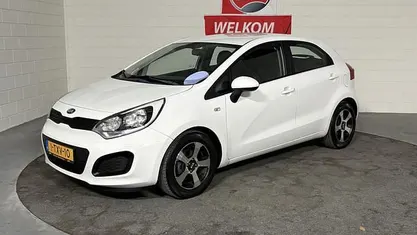 Wit Gebruikt 2014 Kia Rio Comfort Hatchback | € 6.995 (Eerlijke prijs)