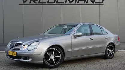 Grijs (metallic) Gebruikt 2005 Mercedes E320 Avantgarde Sedan | € 2.750 (Eerlijke prijs)