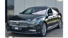Zwart Gebruikt 2023 VW Passat Business+ Stationwagen | € 33.995 (Eerlijke prijs)