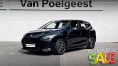 Saphirschwarz metallic (donker zwart metallic) Gebruikt 2023 BMW 220 M Sport Stationwagen | € 38.900 (Eerlijke prijs)