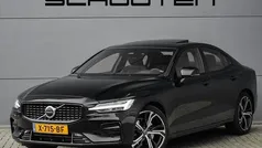 Zwart Gebruikt 2023 Volvo S60 R-Design Sedan | € 36.900 (Eerlijke prijs)