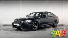 Carbonschwarz metallic (zwart metallic) Gebruikt 2022 BMW 530e Comfort Edition Sedan | € 44.900 (Eerlijke prijs)