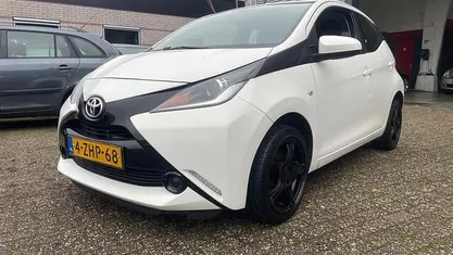 Wit Occasion 2015 Toyota Aygo X-play Hatchback | € 5.749 (Eerlijke prijs)