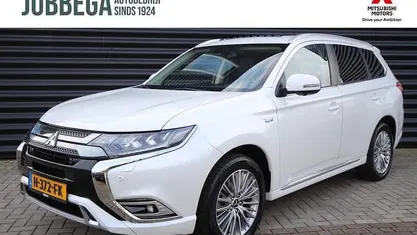 Silky white (wit parelmoer) Occasion 2020 Mitsubishi Outlander P-HEV Intense+ SUV | € 25.495 (Eerlijke prijs)