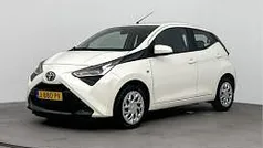Cool white (licht wit) Gebruikt 2020 Toyota Aygo X-play Hatchback | € 12.245 (Eerlijke prijs)