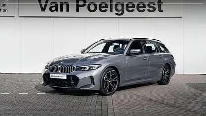 Skyscraper grey metallic (grijs metallic) Gebruikt 2024 BMW 318 M Sport Stationwagen | € 40.800 (Eerlijke prijs)