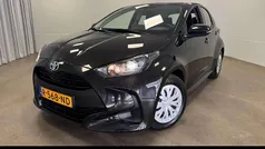 Zwart Gebruikt 2022 Toyota Yaris Hybrid Active Hatchback | € 19.945 (Eerlijke prijs)