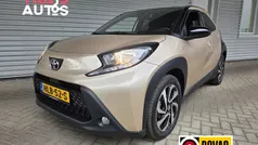 Grijs Gebruikt 2023 Toyota Aygo Pulse Hatchback | € 18.995 (Eerlijke prijs)