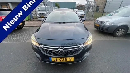 Groen (parellak) Gebruikt 2016 Opel Astra Business Stationwagen | € 6.250 (Eerlijke prijs)