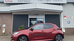 Rood Gebruikt 2020 Toyota Yaris Hybrid Executive Hatchback | € 21.945 (Eerlijke prijs)