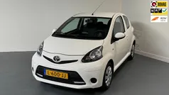 Wit Gebruikt 2013 Toyota Aygo Comfort Hatchback | € 4.745 (Eerlijke prijs)