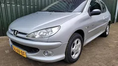 Grijs Gebruikt 2003 Peugeot 206 Quiksilver Hatchback | € 1.890 (Eerlijke prijs)