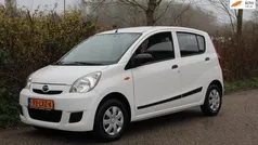 Wit, metallic lak Gebruikt 2010 Daihatsu Cuore Plus Hatchback | € 3.950 (Eerlijke prijs)