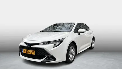 Pure white (licht wit) Occasion 2023 Toyota Corolla Hybrid Active Hatchback | € 25.845 (Eerlijke prijs)