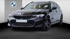 Zwart, metallic lak Gebruikt 2024 BMW 320e M Sport Stationwagen | € 42.695 (Eerlijke prijs)