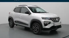 Grijs, metallic lak Gebruikt 2022 Dacia Spring Comfort Plus Hatchback | € 10.790 (Eerlijke prijs)