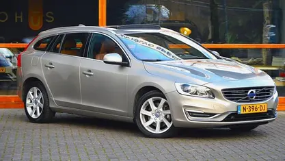 Grijs Gebruikt 2015 Volvo V60 Summum Stationwagen | € 16.450 (Eerlijke prijs)