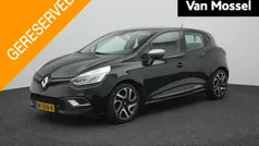 Zwart Gebruikt 2017 Renault Clio IV Intens Hatchback | € 10.900 (Eerlijke prijs)