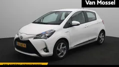 Wit Gebruikt 2017 Toyota Yaris Hybrid Design Hatchback | € 15.395 (Eerlijke prijs)