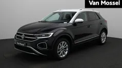 Zwart Gebruikt 2024 VW T-Roc Active SUV | € 33.900 (Eerlijke prijs)