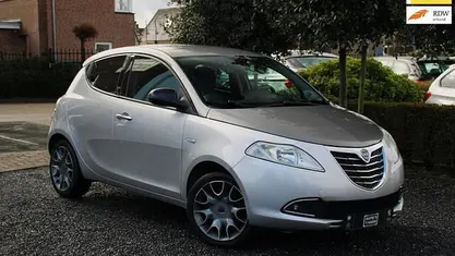 Grijs (metallic) Gebruikt 2011 Lancia Ypsilon Platinum Hatchback | € 3.750 (Eerlijke prijs)