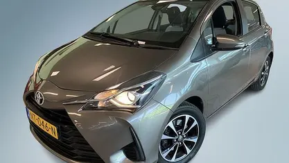 Grijs Occasion 2017 Toyota Yaris Hatchback | € 10.950 (Goede deal)