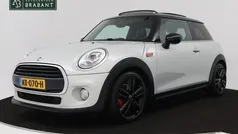 Wit Gebruikt 2017 Mini Cooper Business Hatchback | € 14.445 (Eerlijke prijs)