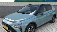 Mangrove green two tone (groen metallic) Gebruikt 2022 Hyundai Bayon Premium SUV | € 19.970 (Eerlijke prijs)