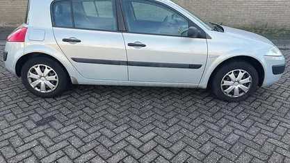 Grijs Gebruikt 2003 Renault Mégane II Expression Hatchback | € 1.750 (Eerlijke prijs)