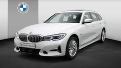 Mineralweiss metallic (wit metallic) Gebruikt 2021 BMW 320e Executive Stationwagen | € 28.900 (Eerlijke prijs)