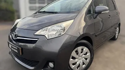 Grijs Gebruikt 2011 Toyota Verso-S MPV | € 8.950 (Eerlijke prijs)